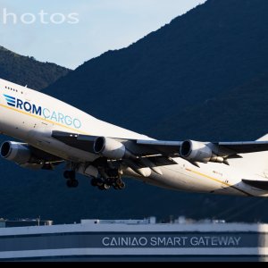 山脚下的747